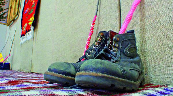 copiii romani educati cu palma si nuielusa