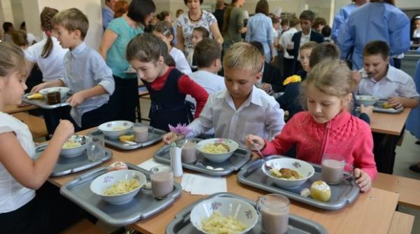 executivul a hotarat o masa calda pentru elevii din 50 de unitati scolare in anul scolar in curs