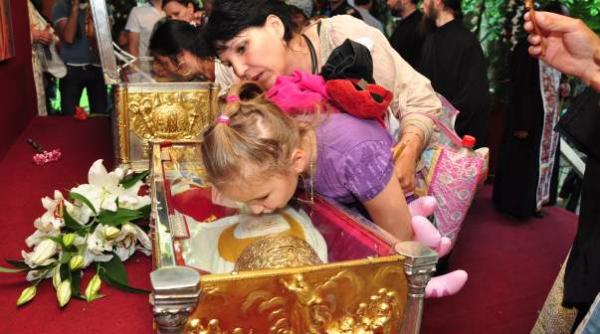 mii de credinciosi s au inchinat la moastele sfintei mucenite filofteia de la manastirea curtea de arges