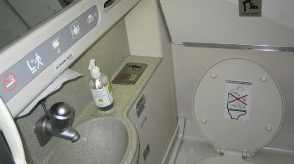 un zbor de pe ruta new york seattle intrerupt pentru o pauza de toaleta