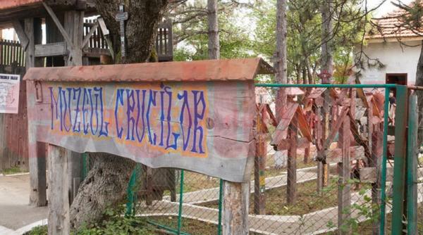 unic pe plaiuri mioritice muzeul crucilor din oltenia