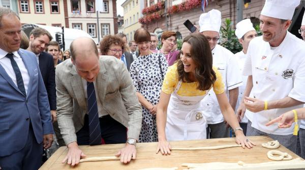 covrigi impletiti de printul william si sotia lui vanduti la licitatie cu peste 2 000 de euro