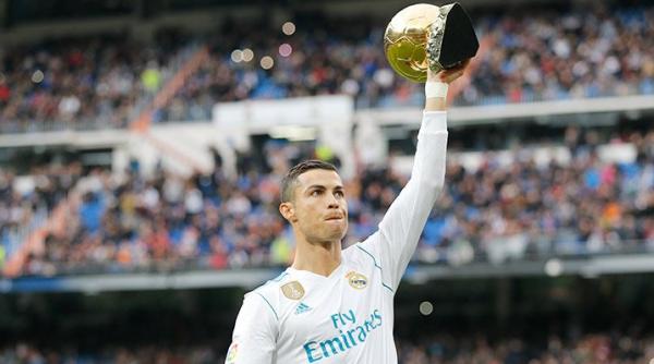 cristiano ronaldo a prezentat al cincilea sau balon de aur pe stadionul bernabeu