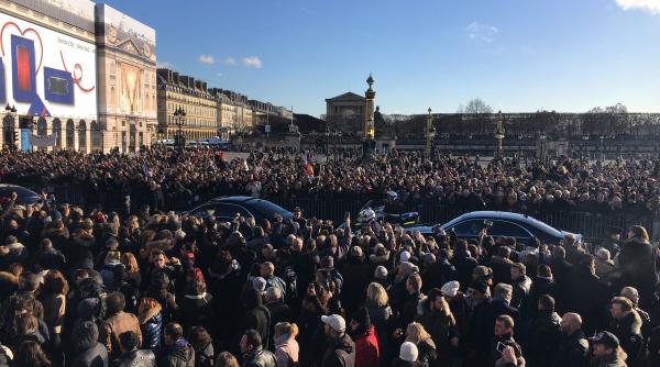 strazile parisului neincapatoare pentru cei care aduc un ultim omagiu lui johnny hallyday