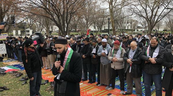 sute de musulmani au participatla o rugaciune colectiva in fata casei albe