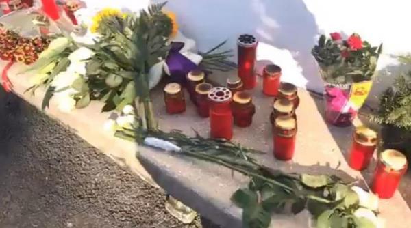 oamenii continua sa i cinsteasca memoria regelui mihai la palatul regal