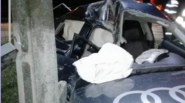 un adolescent se afla in coma dupa ce a intrat cu masina intr un stalp