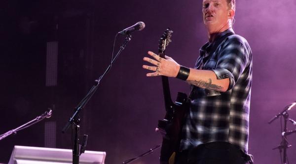 video josh homme cofondatorul grupului eagles of death metal a lovit cu piciorul o jurnalista
