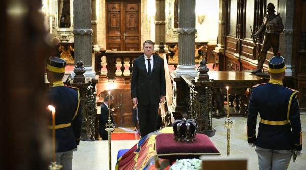 klaus iohannis a sosit la castelul peles i a adus un ultim omagiu regelui mihai