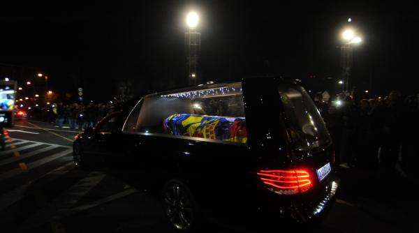 sicriul cu trupul neinsufletit al regelui mihai a ajuns la palatul regal