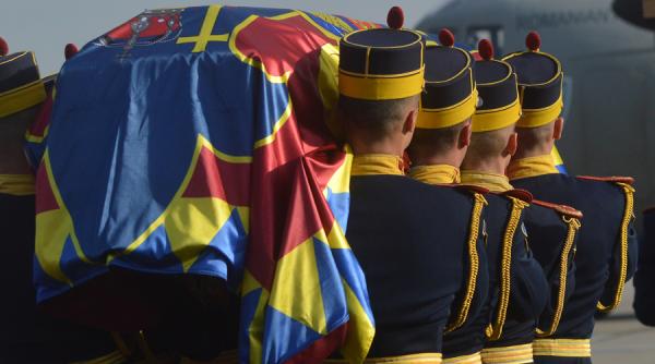 sicriul cu trupul regelui mihai a parasit castelul peles acesta va fi depus la palatul regal