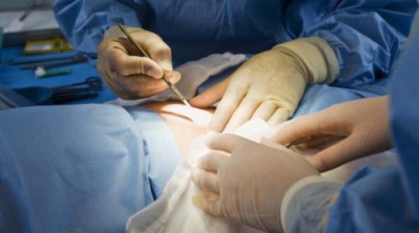 caz socant in marea britanie un chirurg a recunoscut ca si a gravat initialele pe ficatii unor pacienti