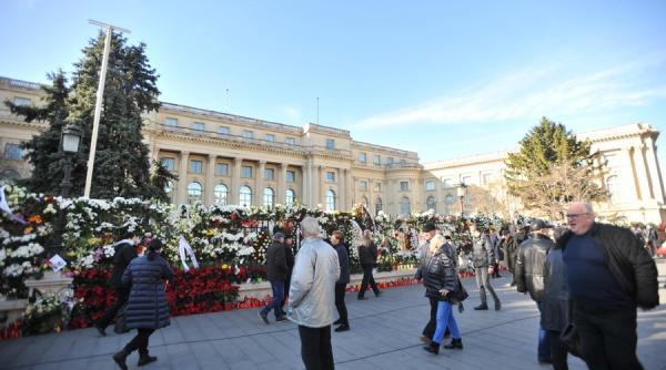 galerie foto romanii au transformat gardul palatului regal in altar inchinat regelui mihai i