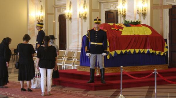 mii de oameni stau la coada la palatul regal pentru a i aduce un ultim omagiu regelui mihai