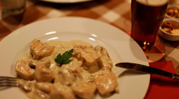 reteta zilei pui cu smantana si legume la cuptor