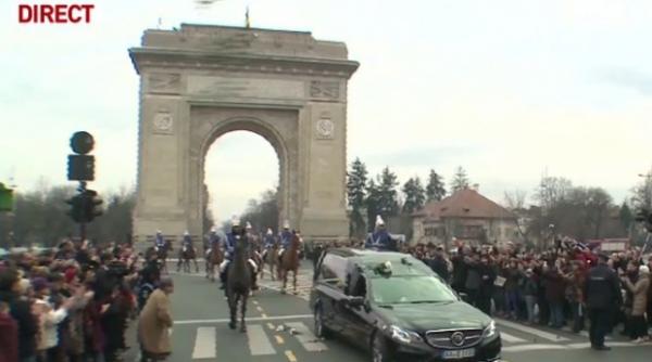 cortegiul funerar al regelui mihai care se indreapta catre gara regala baneasa a fost preluat de la arcul de triumf de trupe ale jandarmeriei calare