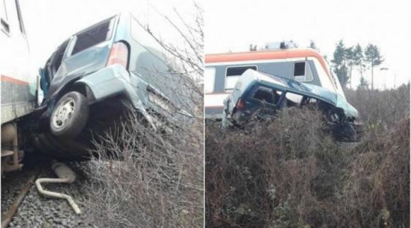 o masina a fost spulberata de un tren in maramures soferul e de negasit