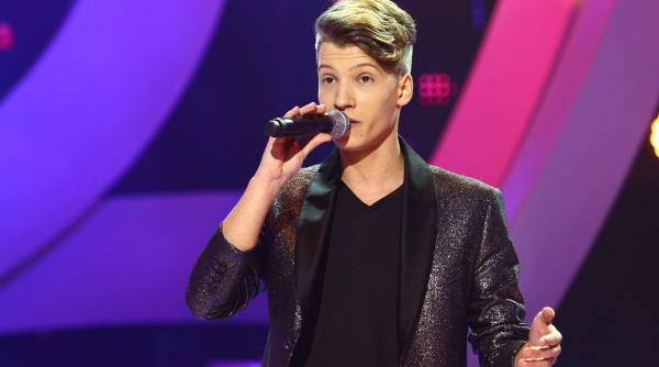 sebastian muntean de multe ori am plecat de la filmari cu oja pe unghii