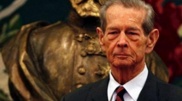 sicriul cu trupul neinsufletit al regelui mihai asezat in piata palatului regal pentru o ceremonie religioasa si militara