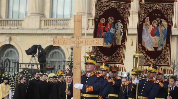 sicriul cu trupul regelui mihai urcat pe un afet de tun cortegiul a plecat spre catedrala patriarhala