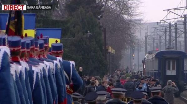 trenul regal in care se afla sicriul cu trupul neinsufletit al regelui mihai i a pornit spre curtea de arges