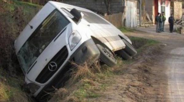 un microbuz cu sase persoane s a rasturnat in suceava doua victime au fost transportate de urgenta la spital