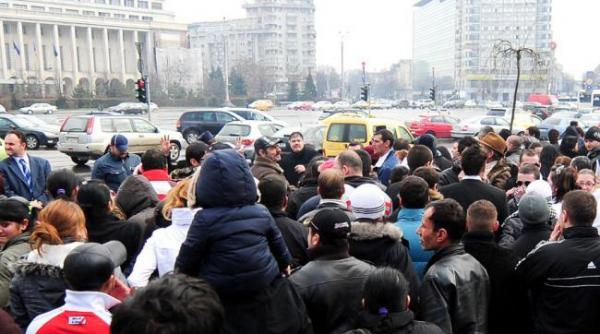 aproximativ 200 de protestatari in piata victoriei la un flashmob pentru sustinerea justitiei