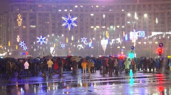 protest in piata victoriei oamenii scandeaza lozinci antiguvernamentale
