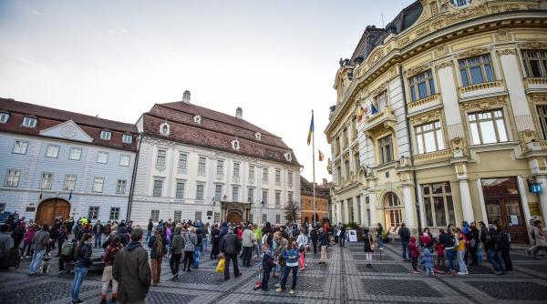 sibiu sute de oameni cu genti de voiaj la protestul mut din fata sediului psd