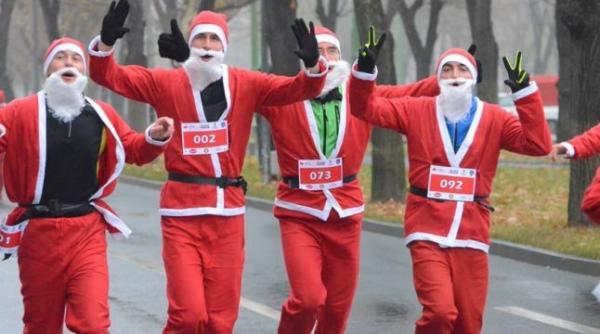 sute de mosi craciun au participat intr o cursa traditionala la atena