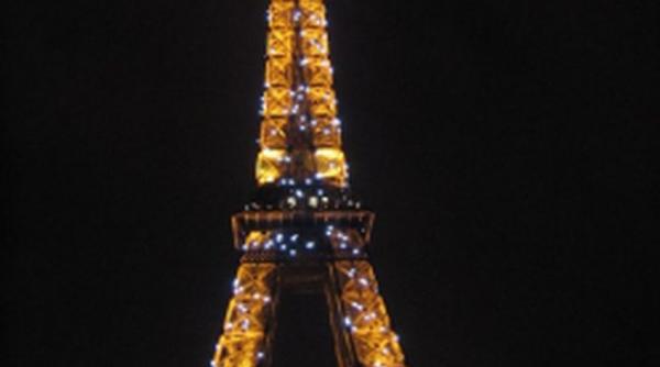 turnul eiffel a fost impodobit intr un decor de vis