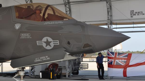 focuri de arma la o baza a sua din anglia un barbat a fost arestat