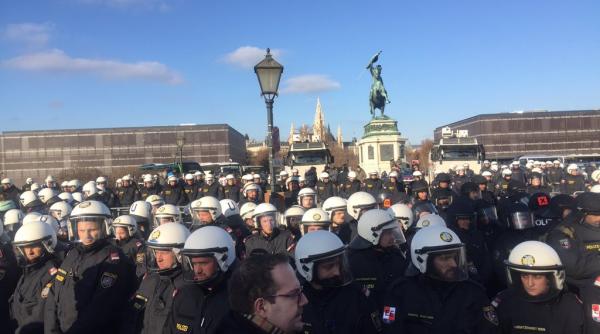 proteste de strada violente in timpul depunerii juramantului a noului guvern austriac