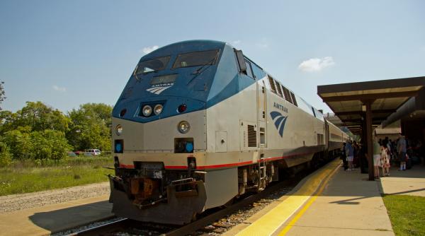 un tren al companiei amtrak a deraiat pe un pod din washington