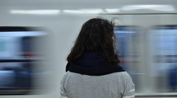 a amenintat o cu arma sa i dea locul in metrou