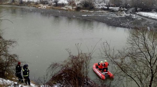 dupa doua zile de cautari a fost gasita masina cazuta in raul olt