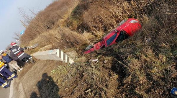 o masina s a facut praf dupa ce s a rasturnat pe un camp