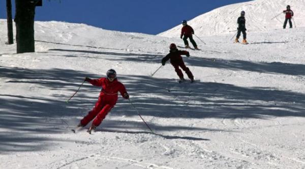 transport public pentru turistii care vor sa schieze in poiana brasov