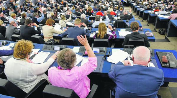 bruxelles ul cere sanctionarea polonezilor din cauza justitiei