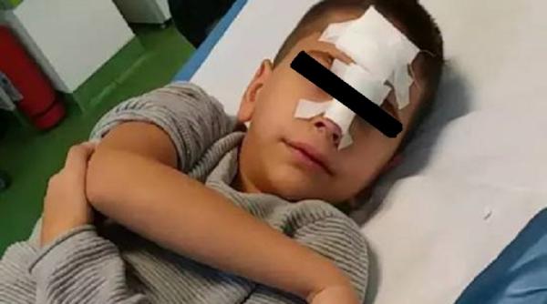 caz revoltator la arad un baietel de doar 6 ani umilit de invatatoare si batut de colegii de clasa pentru ca nu cunoaste bine limba romana