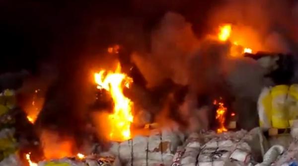 incendiu de proportii in zona industriala a vasluiului tone de deseuri ard de cateva ore