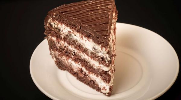 tort in alb si ciocolata neagra