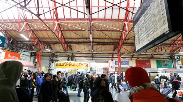 mai multe spatii comerciale din gara de nord evacuate din cauza datoriilor