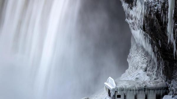 imagini spectaculoase cascada niagara a transformat imprejurimile intr un regat de gheata