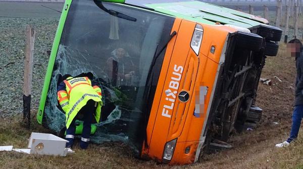 un autocar romanesc s a rasturnat in ungaria accident soldat cu 9 raniti din care o fetita de 9 ani