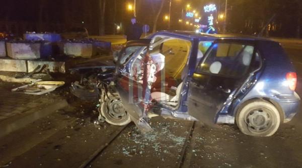 accident mortal la iasi un tanar de 30 de ani si a pierdut viata dupa ce masina in care se afla s a izbit violent de un monument
