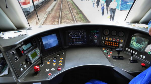 au vrut sa fure un tren care stationa in gara