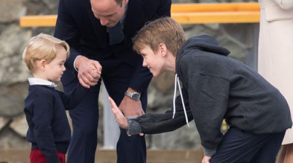 motivul pentru care printul george nu o tine niciodata de mana pe mama sa