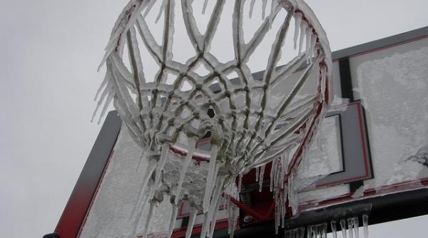 furtuna de zapada si val de frig polar in sua mii de zboruri anulate