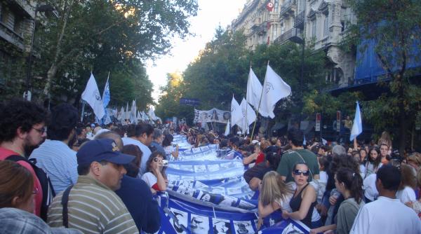 argentina proteste impotriva transferarii in arest la domiciliu a unui tortionar din perioada dictaturii